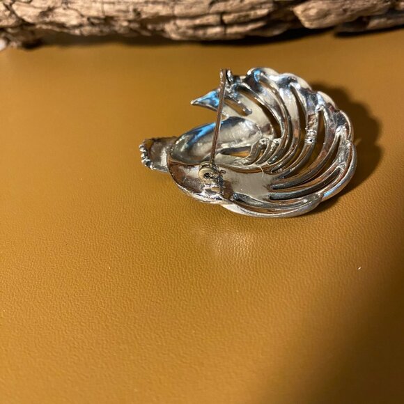 Vintage Silver-Tone Abstract Swirl Brooch Pin With Elegant Textured Design - Picture 3 of 6